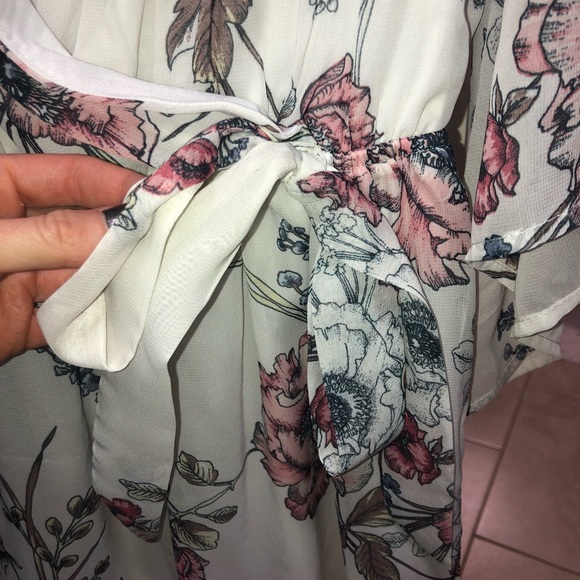 Floral romper with bell sleeves size small - Picture 7 of 8